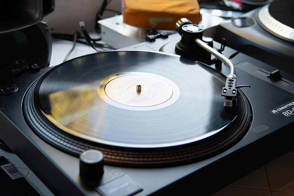 How to Maintain a Vinyl Record? - Saint Marie Records